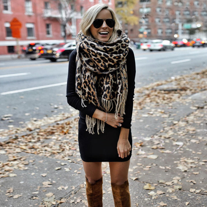 Damen XL Leoparden Schal für Herbst & Winter, stilvolles Accessoire mit Wärme.