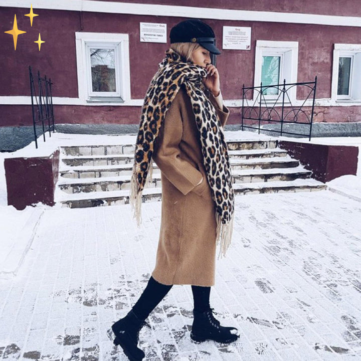 Großer Damen Schal mit Leopardenmuster, vielseitiges Accessoire für Herbst- & Winteroutfits.