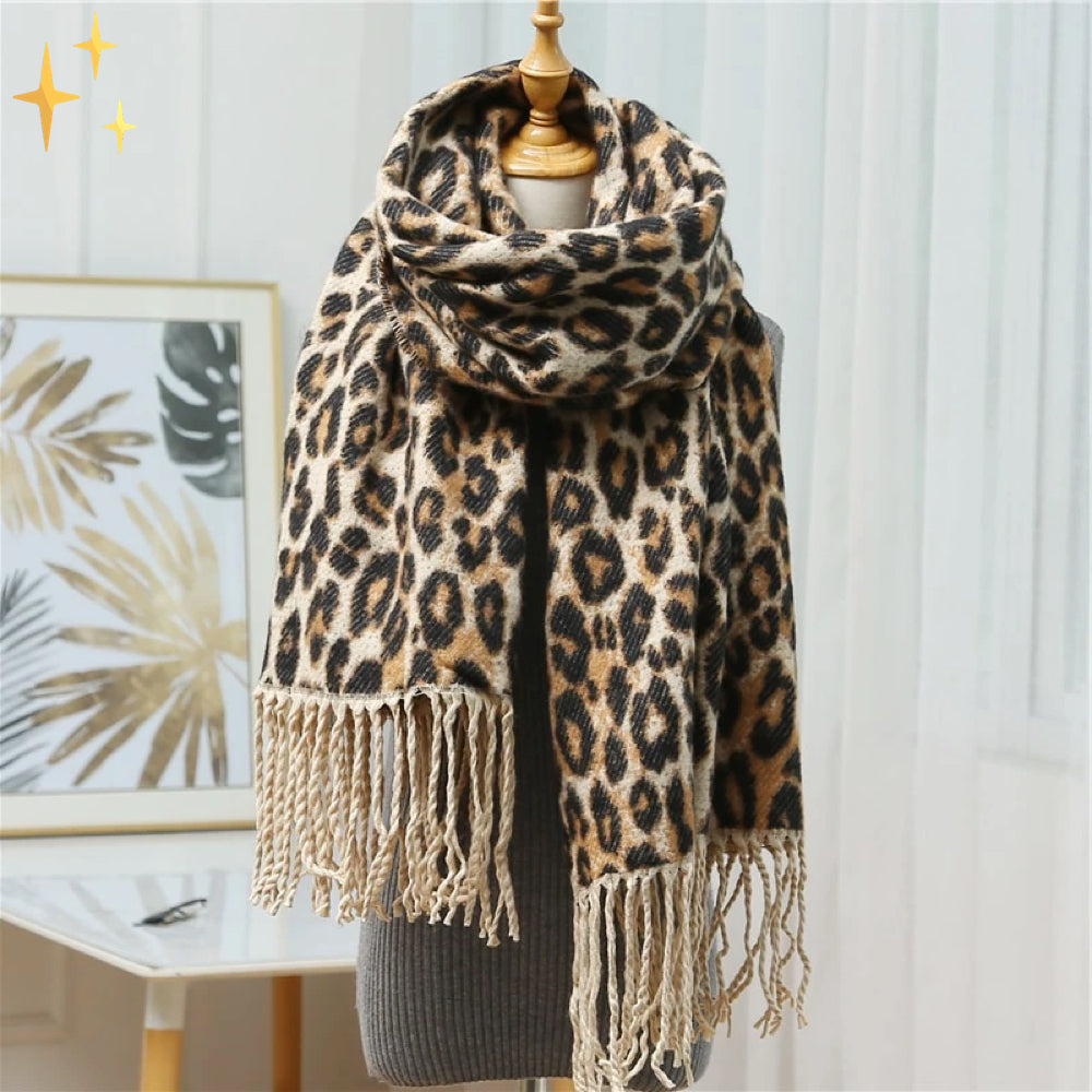 Eleganter XL Damenschal mit Leopardenmuster, ideal für kalte Herbst- und Wintertage.
