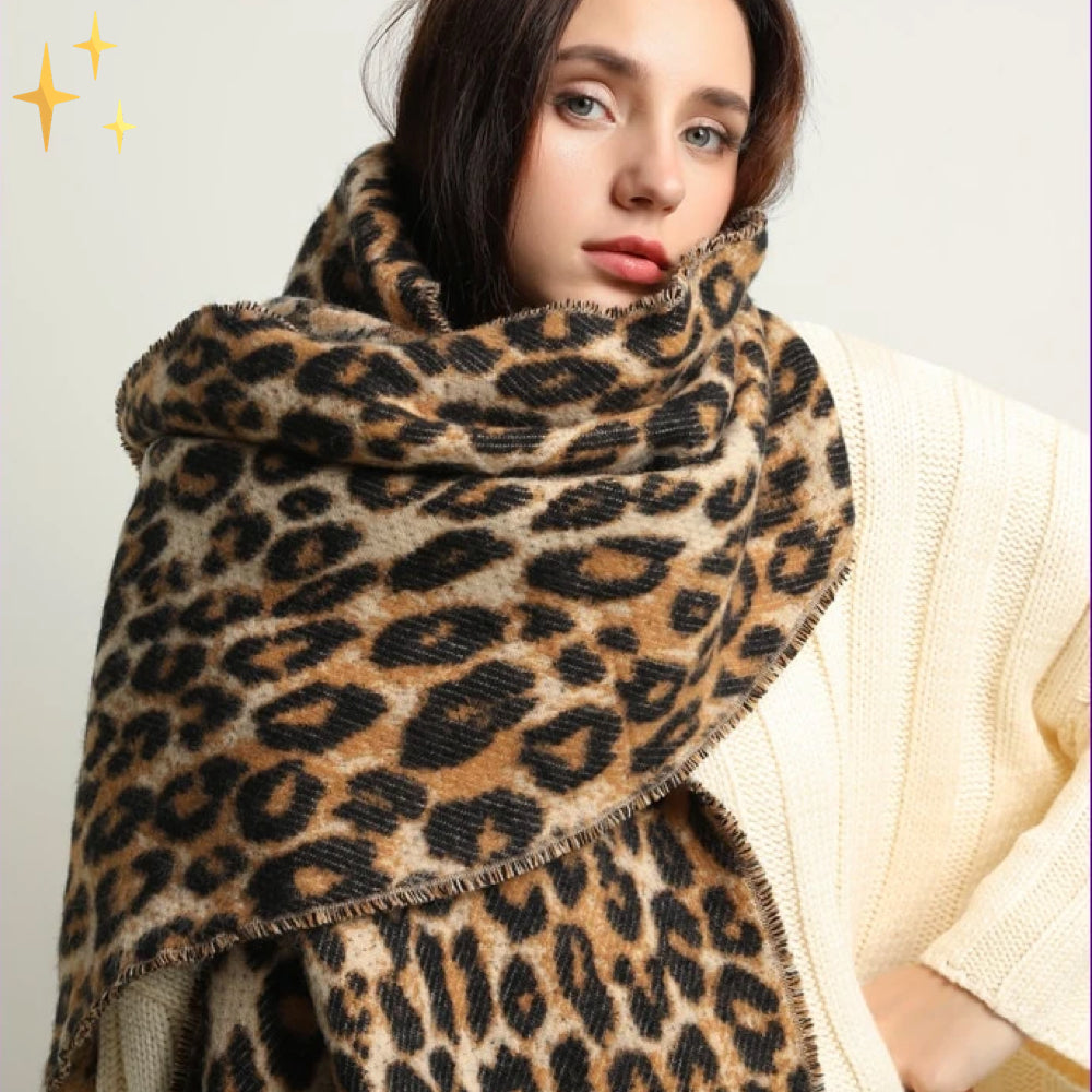 Modischer XL Damenschal im Leoparden-Design, perfekt für Wärme und Stil im Herbst.