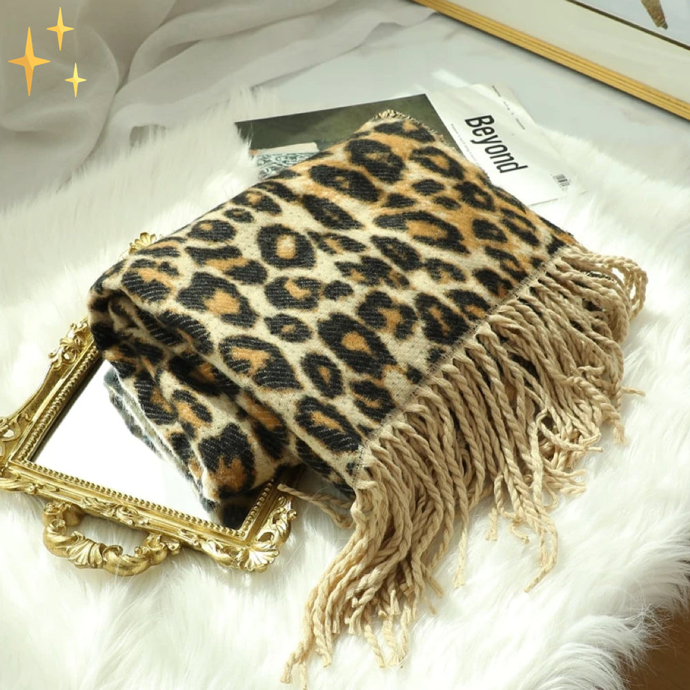 Weicher Leoparden-Schal für Damen in XL, bietet Wärme und Stil als Herbst-Accessoire.