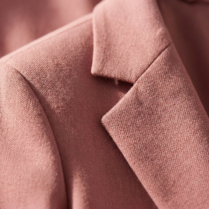 Eleganter Damen-Hosenanzug Zoe als Zweiteiler. Ideale Bürokleidung für Business-Meetings oder formelle Anlässe.