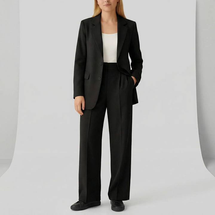 Moderner, taillierter Damen-Hosenanzug Zoe. Zweiteiler mit elegantem Blazer und Hose für schicke Büro-Outfits.