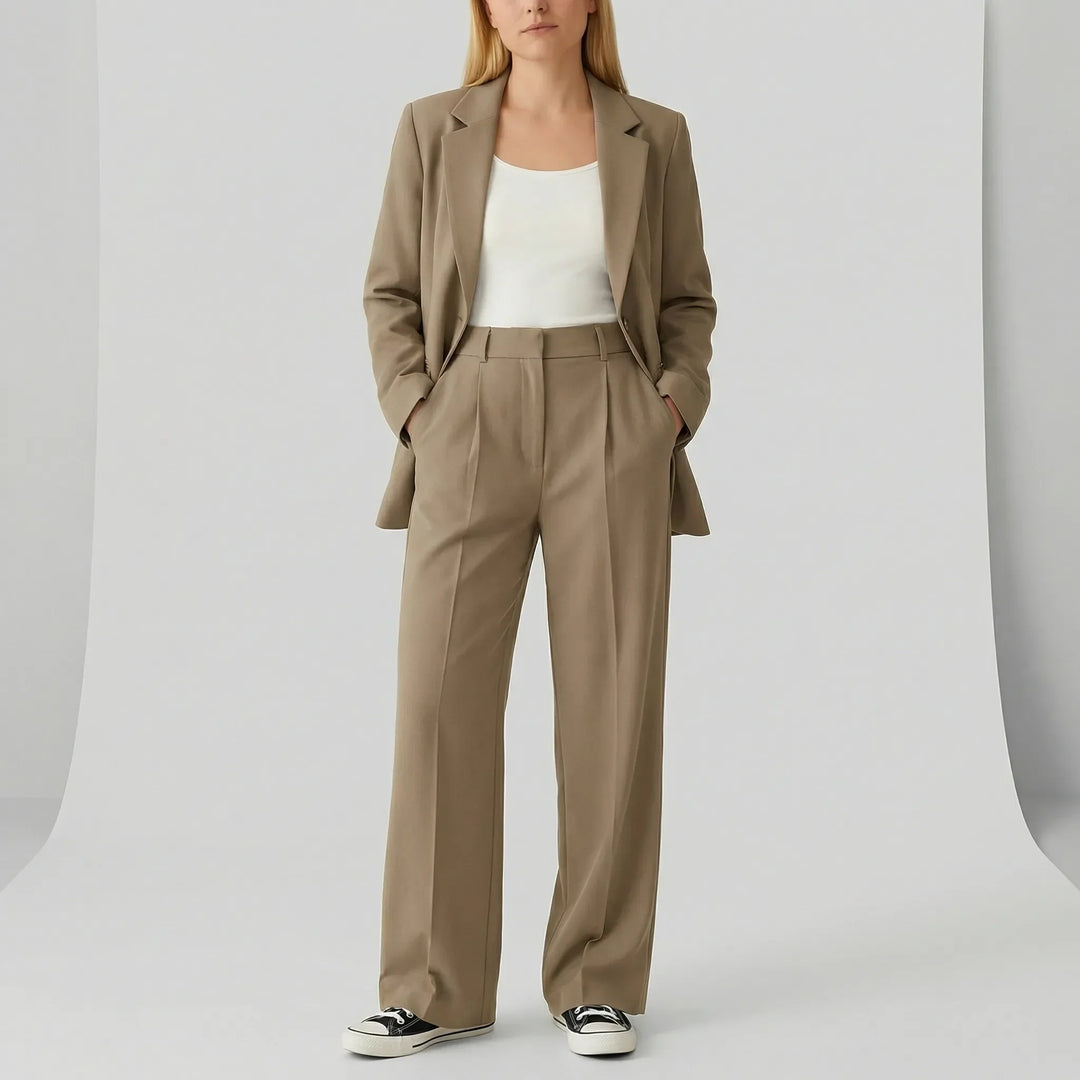 Damen Hosenanzug Modell Zoe: Eleganter Zweiteiler mit tailliertem Blazer und Hose, ideal für Business & Feierlichkeiten.