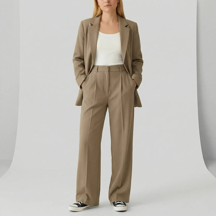 Damen Hosenanzug Modell Zoe: Eleganter Zweiteiler mit tailliertem Blazer und Hose, ideal für Business & Feierlichkeiten.