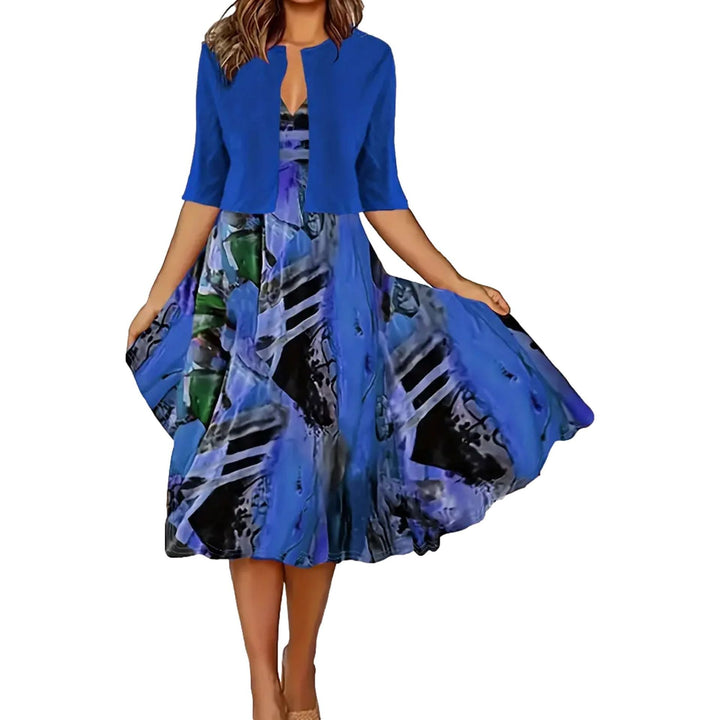 Komfortables Damen Sommer-Outfit: Weiches Kleid und vielseitige Strickjacke, chic & modern.