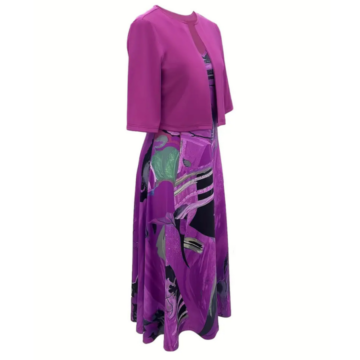Schickes Sommer-Outfit: Luftiges Damenkleid kombiniert mit eleganter Strickjacke.