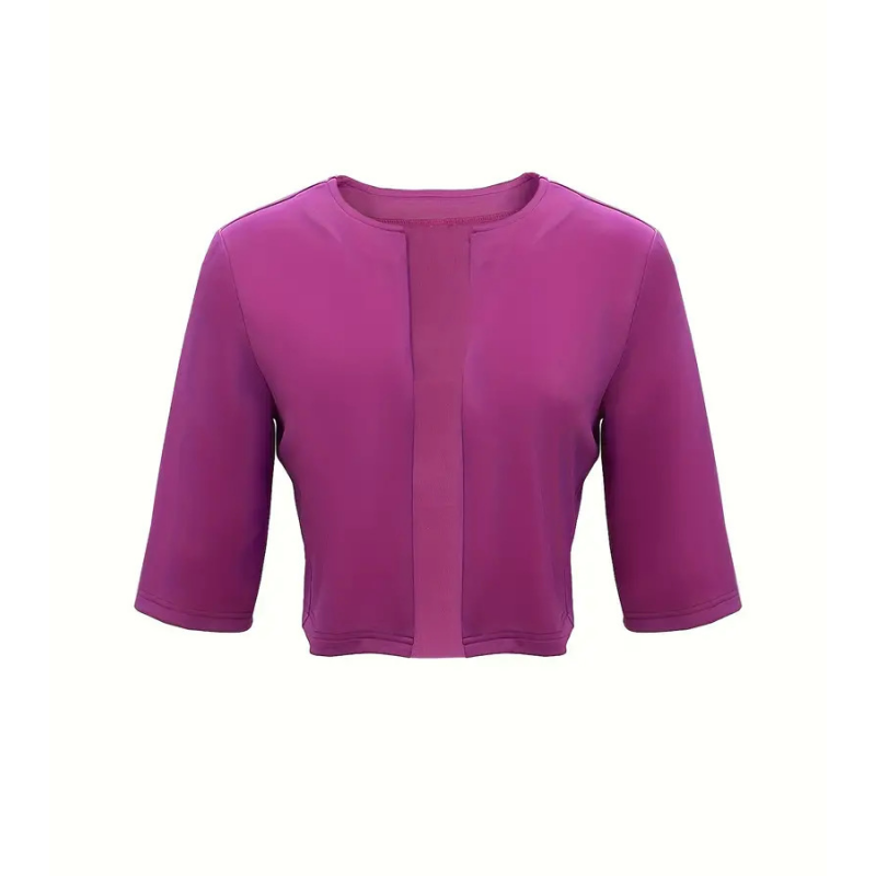 Feminines Frühlings-Outfit: Elegantes Damenkleid mit farblich passender Strickjacke.