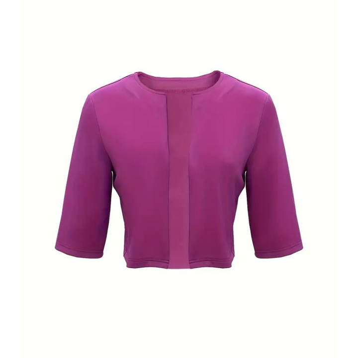 Feminines Frühlings-Outfit: Elegantes Damenkleid mit farblich passender Strickjacke.