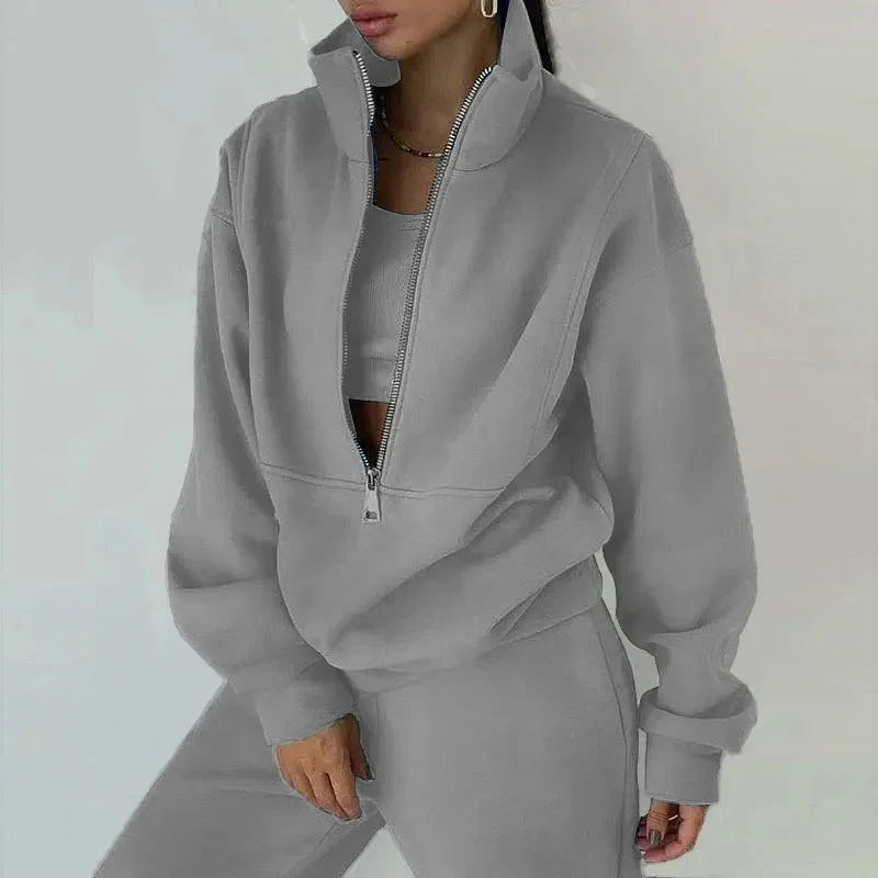 Alexis Damen Set: Kuscheliger Pullover mit Halb-Reißverschluss und bequeme Freizeithose.