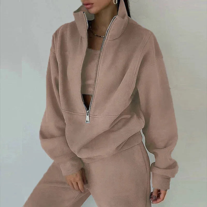 Modernes Damen Freizeit-Set Alexis: Pullover mit Halbzipper-Kragen und Hose mit weitem Bein.