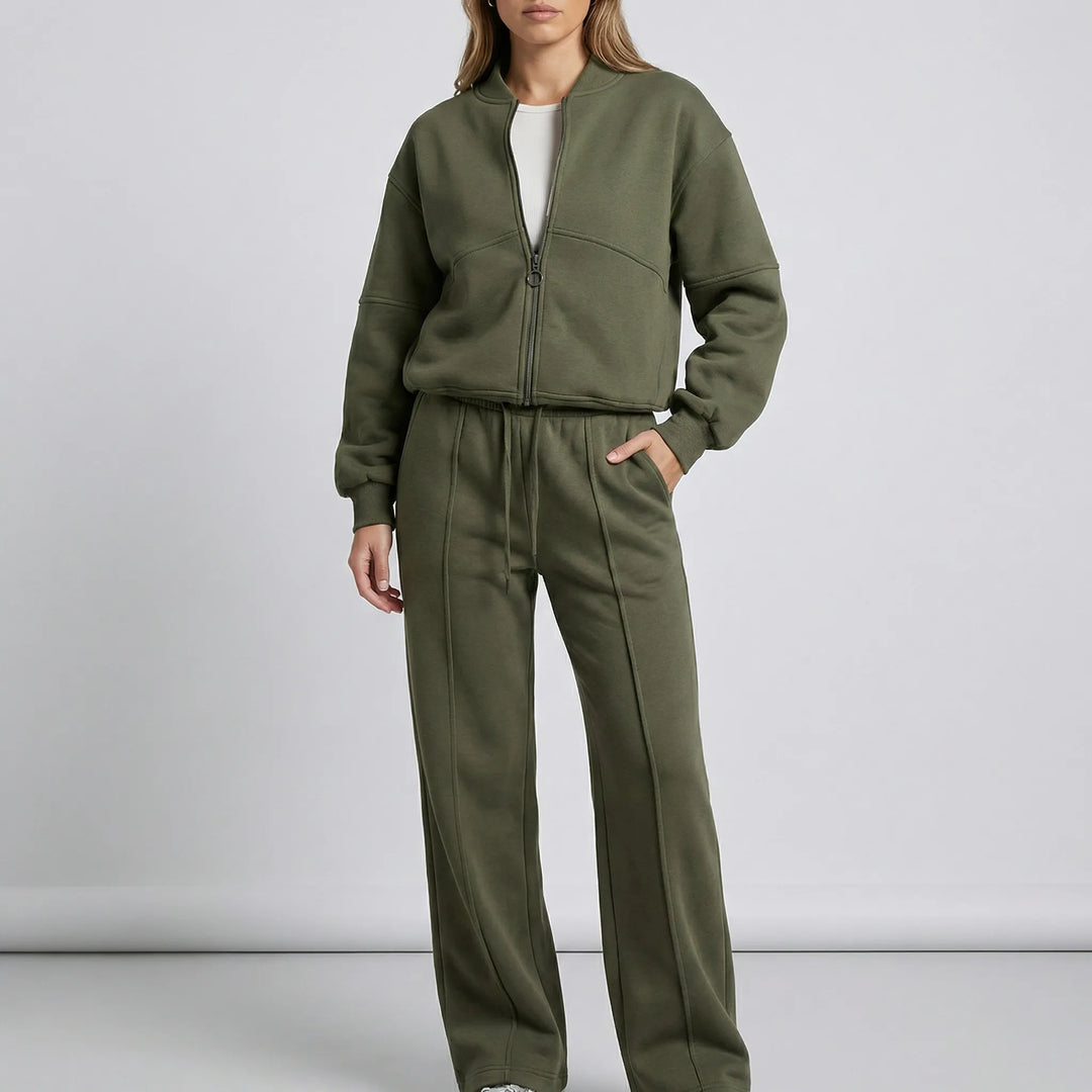 Moderne Frau trägt bequemes Damen Zweiteiler Set Hayley mit Reißverschluss, für Alltag & Freizeit.