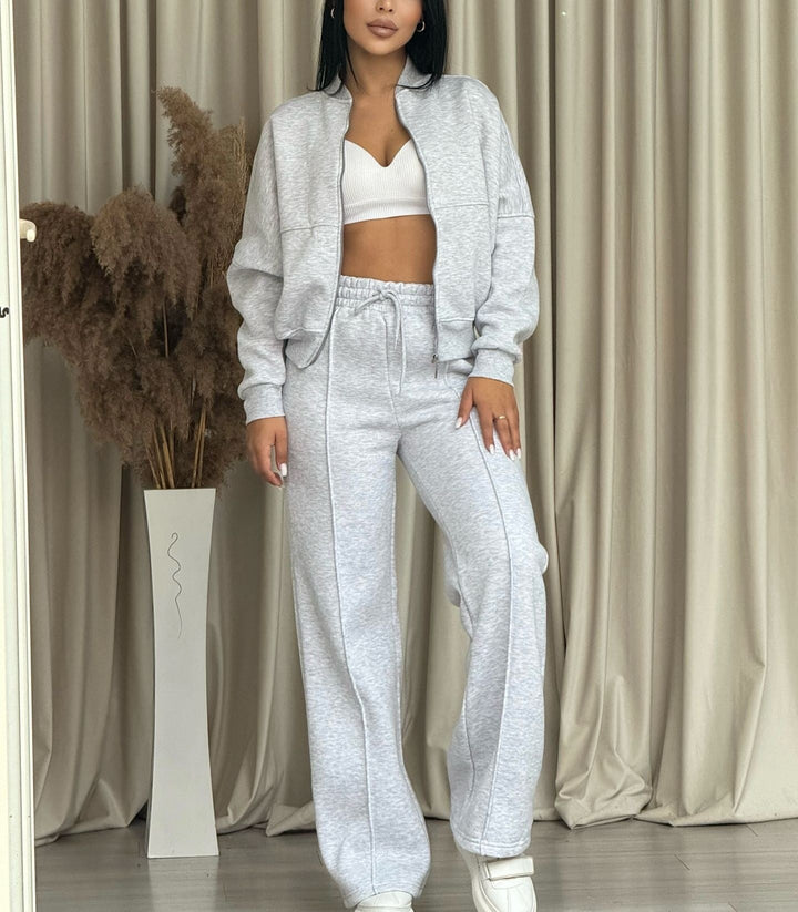 Eleganter Damen Zweiteiler mit Reißverschluss-Pullover. Lässiges Komplett-Outfit für Freizeit & mehr.
