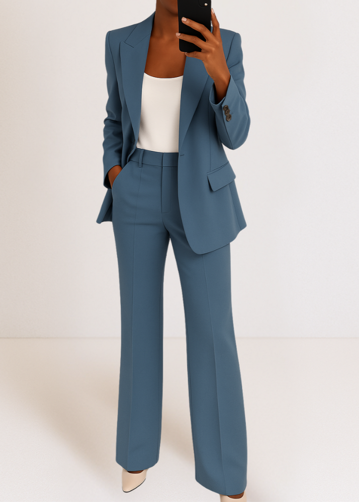 Moderner Damen Zweiteiler Sofie. Eleganter Komfort für das Alltagsoutfit. Perfektes Set für stilvolle Damenmode.