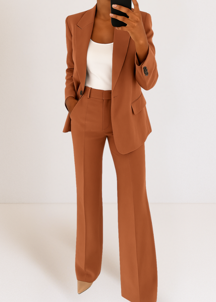 Modell trägt eleganten Damen Zweiteiler Sofie. Stilvolles Alltagsoutfit für moderne Frauen, maximaler Komfort.