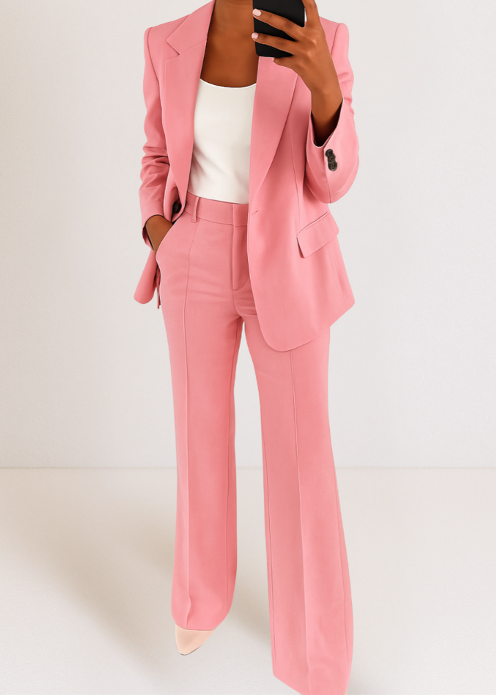 Entspannter Look im Damen Zweiteiler Sofie. Bequemes Loungewear Set für gemütliche Momente, trendige Damenmode.