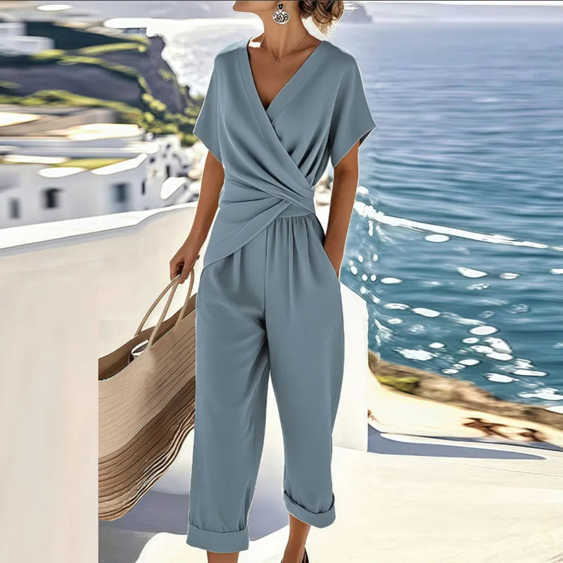 Lässiges Damen Sommer Zweiteiler Set in Blau mit lockerem Wickeldesign-Top und komfortabler Caprihose.