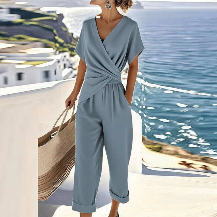 Lässiges Damen Sommer Zweiteiler Set in Blau mit lockerem Wickeldesign-Top und komfortabler Caprihose.