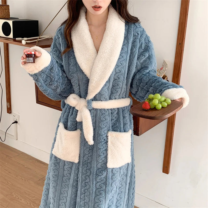 Eleganter Damen Bademantel, kuschelig warm. Die ideale Geschenkidee oder bequeme Loungewear für Wohlfühl-Momente.