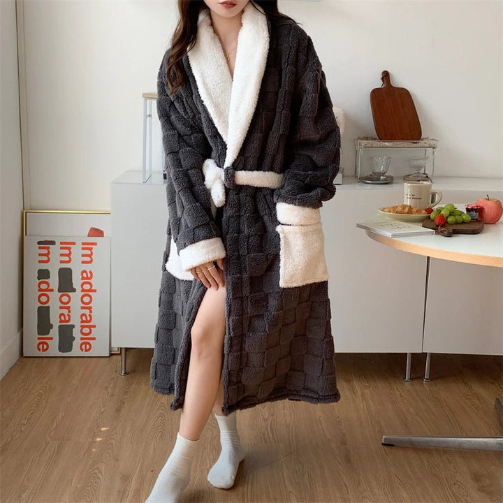 Bequemer Damen Morgenmantel, kuschelig weich für entspannte Momente. Vielseitige Loungewear und warmer Hausanzug.