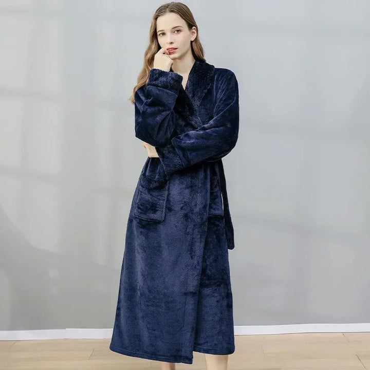 Gemütlicher Damen Badjas in modernem Design, weich auf der Haut und ideal für Erholung nach dem Bad.