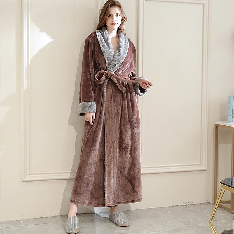 Flauschiger Damen Bademantel aus weichem Material, ideal für Wärme & Komfort im Winter.
