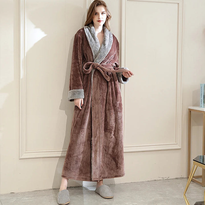 Flauschiger Damen Bademantel aus weichem Material, ideal für Wärme & Komfort im Winter.