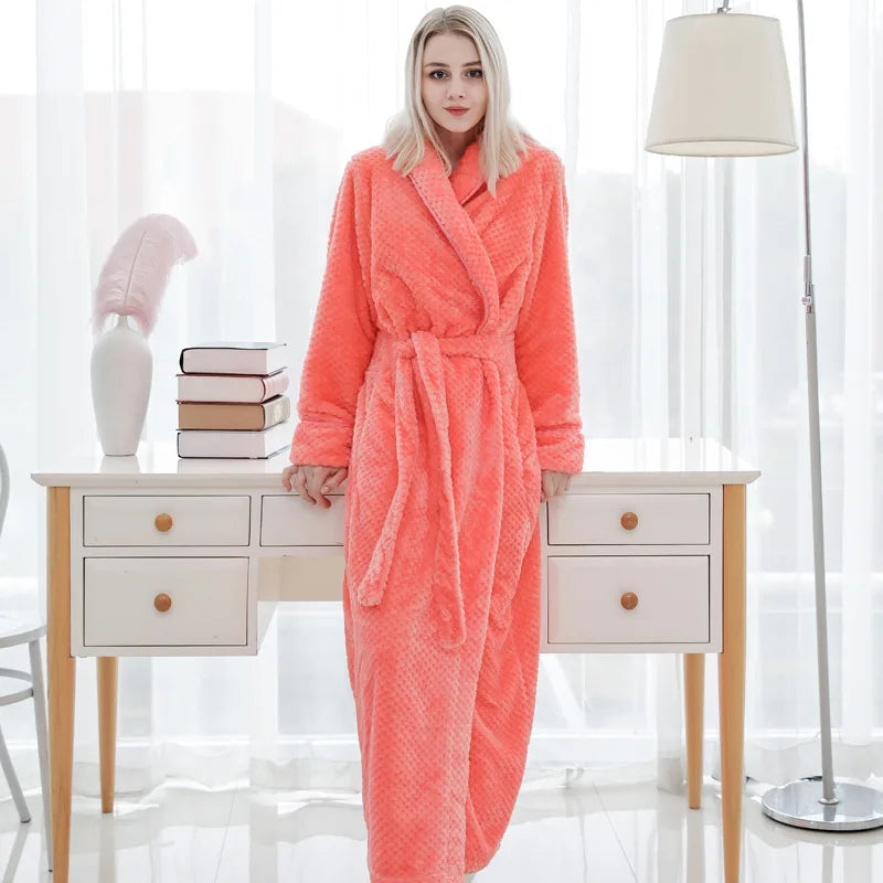 Damen Kuschelbademantel: Vollansicht eines luxuriösen, warmen Damen Kuschelbademantels in neutraler Farbe.