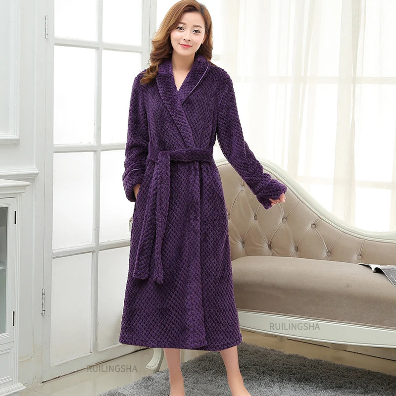 Ordentlich gefalteter, weicher Damen Bademantel, bereit für winterliche Entspannung & Homewear.