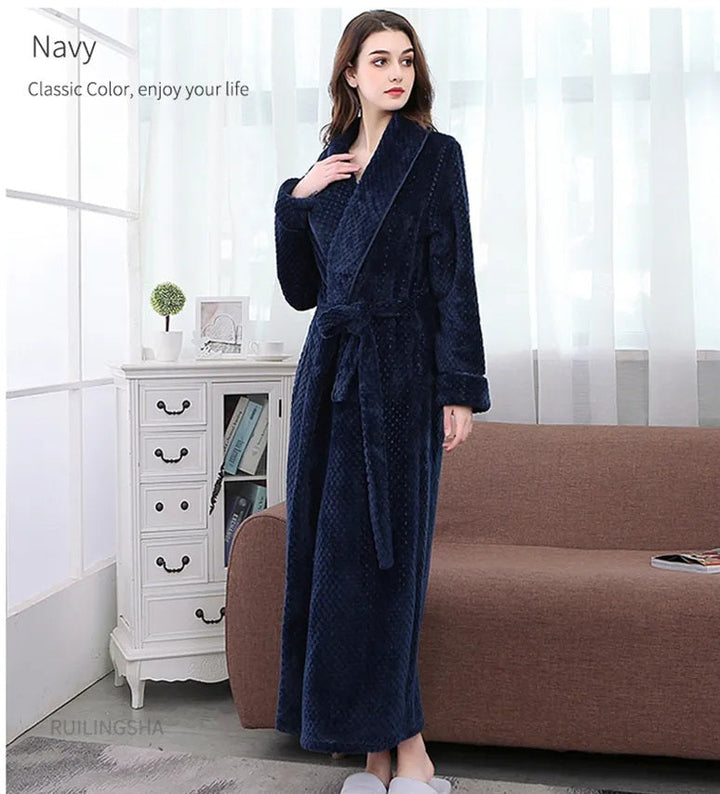 Luxuriöser Damen Bademantel, weich & warm, perfekt als Hausbekleidung für den Winter.