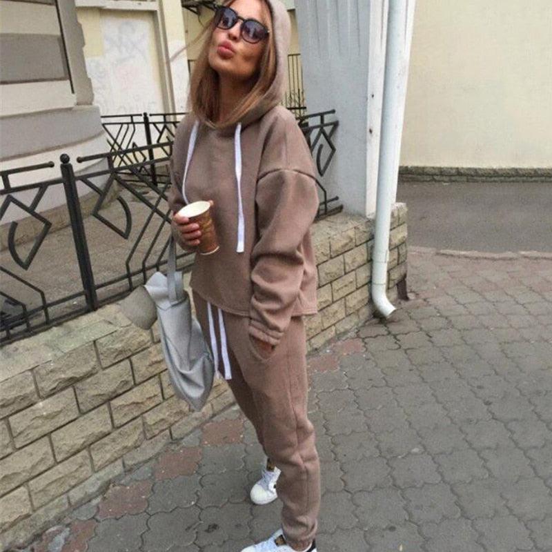 Damen Herbst-Trainingsanzug. Stilvoller & bequemer Freizeitanzug. Ideal als Loungewear & Sportanzug für den Alltag.
