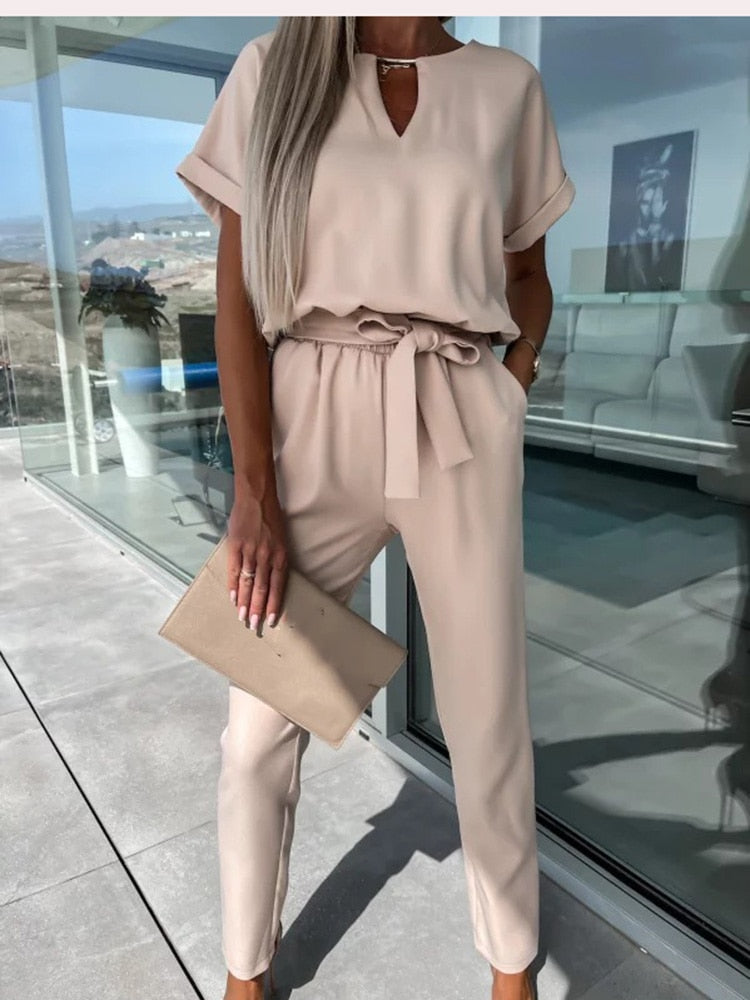 Eleganter und bequemer Damen Jumpsuit im Patty-Stil. Ideal für Frühlings- und Sommer-Freizeitlooks.