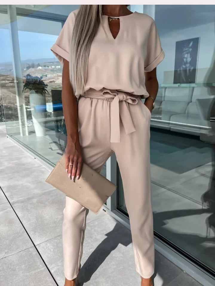 Eleganter und bequemer Damen Jumpsuit im Patty-Stil. Ideal für Frühlings- und Sommer-Freizeitlooks.