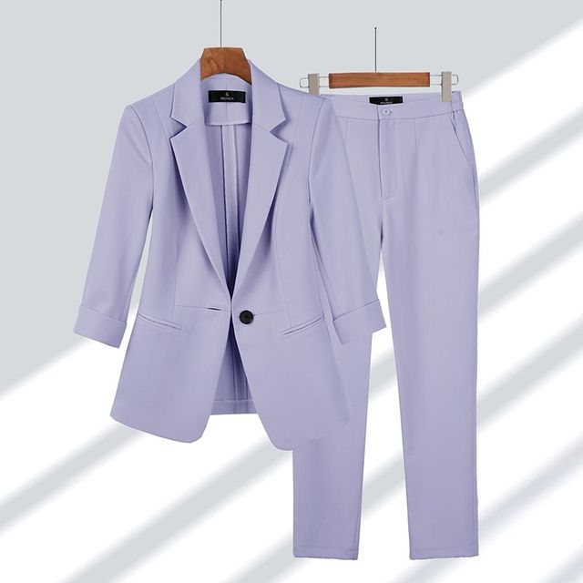 Professioneller Damen Blazer & Hose, ein eleganter Zweiteiler Hosenanzug für Business- und Bürooutfits.