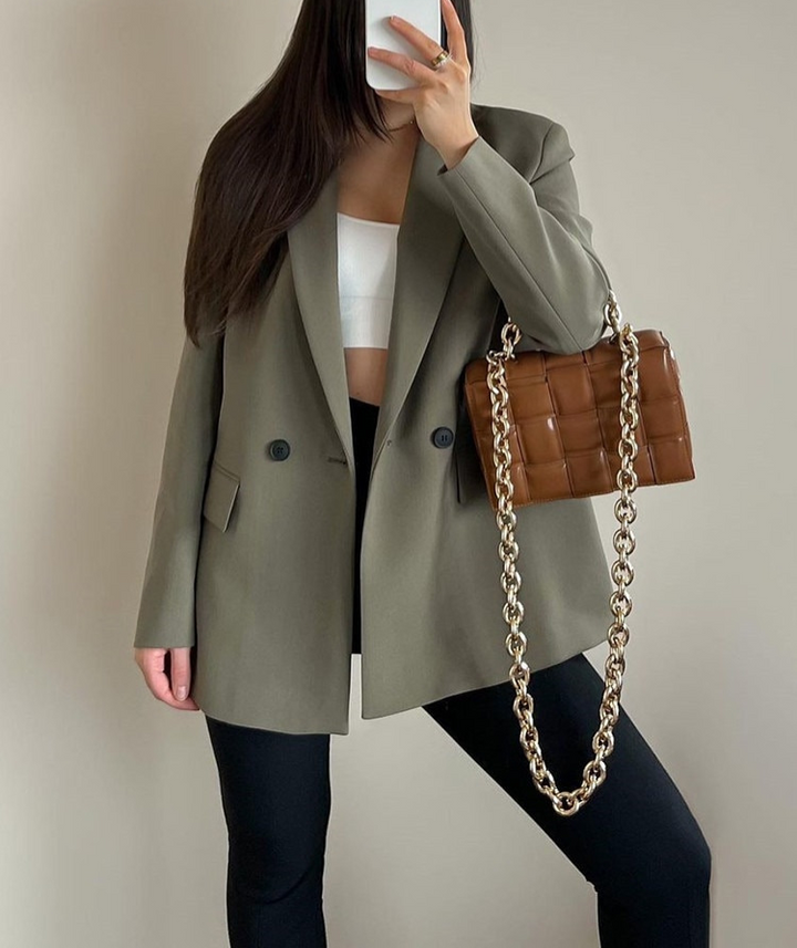 Stilvoller Damen Blazer in klassischem Schnitt, ideal für Businessmode & elegante Anlässe.