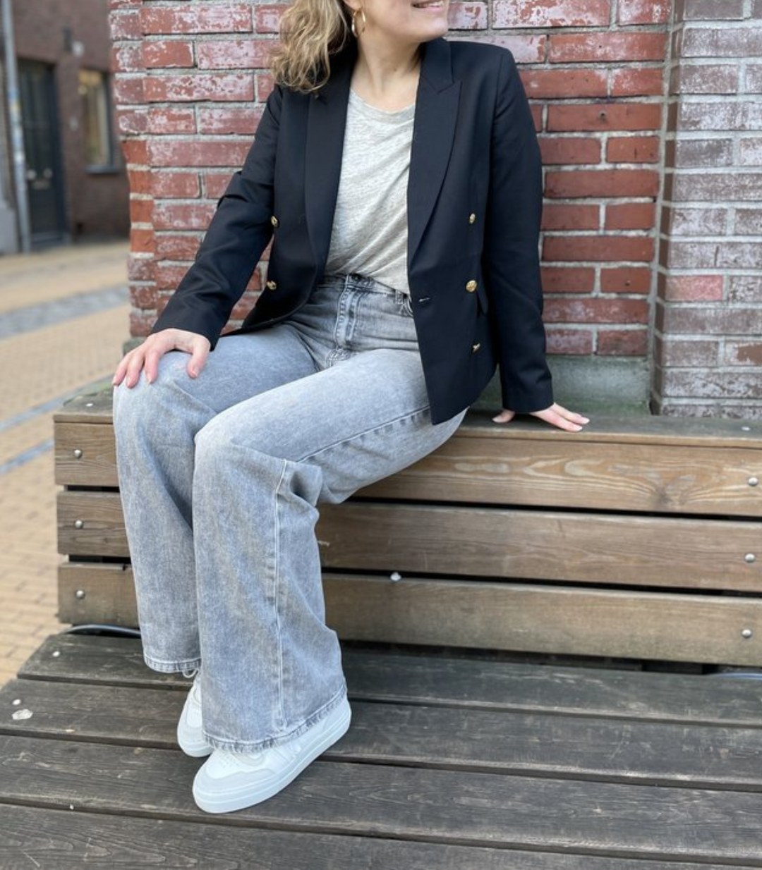 Moderner schwarzer Damenblazer mit stilvollen Goldknöpfen, ideal als Business- oder Freizeit-Outfit.