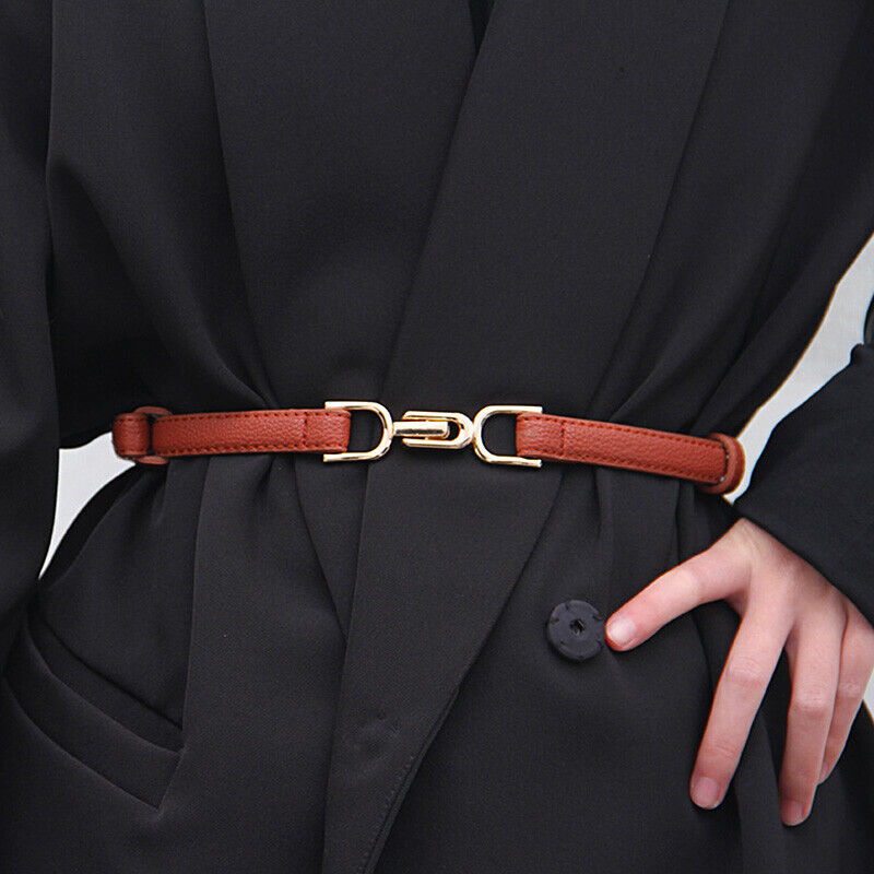 Eleganter schmaler Damengürtel, verstellbar, mit goldener Schnalle, für eine akzentuierte Taille an Kleidern.
