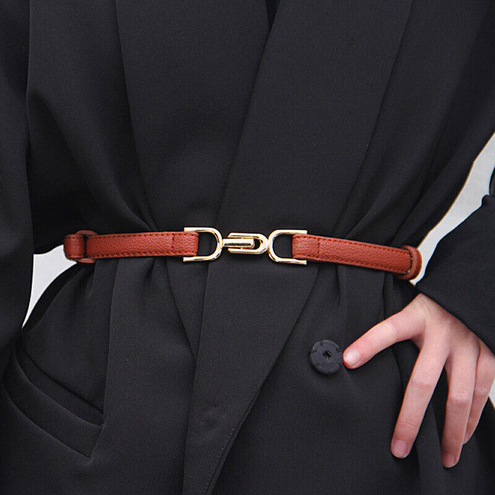 Eleganter schmaler Damengürtel, verstellbar, mit goldener Schnalle, für eine akzentuierte Taille an Kleidern.