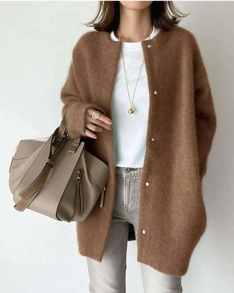 Herbstliche lange Strickweste für Damen, elegant mit Taschen & hohem Tragekomfort.