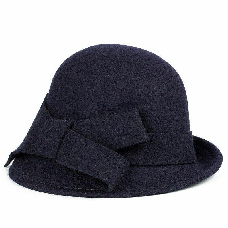 Stylischer Damen Retrohut, perfekt für Herbstmode. Eleganter Fedora in Vintage-Optik für kalte Wintertage.
