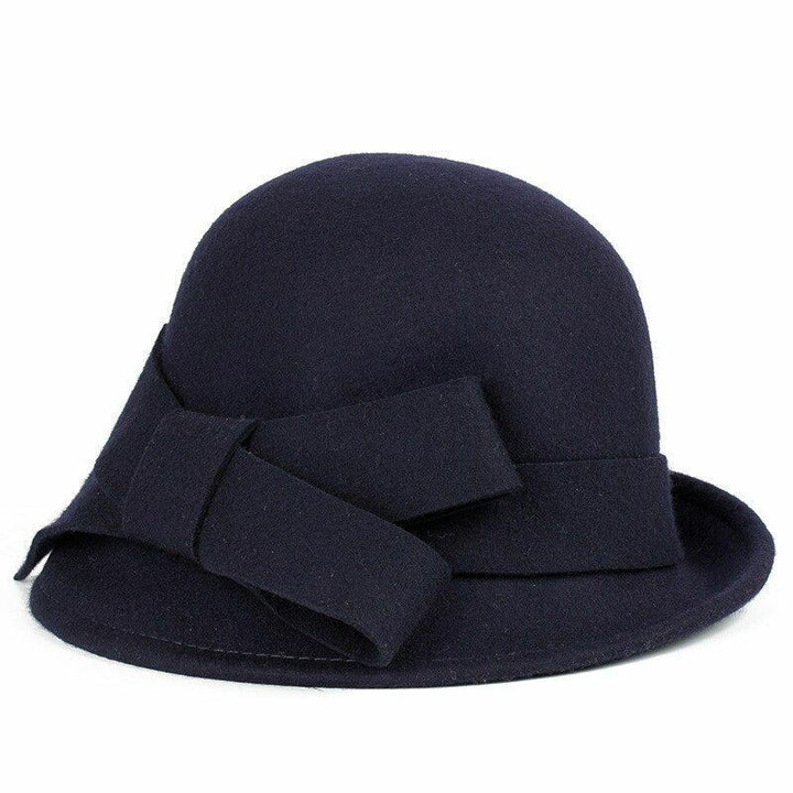 Stylischer Damen Retrohut, perfekt für Herbstmode. Eleganter Fedora in Vintage-Optik für kalte Wintertage.