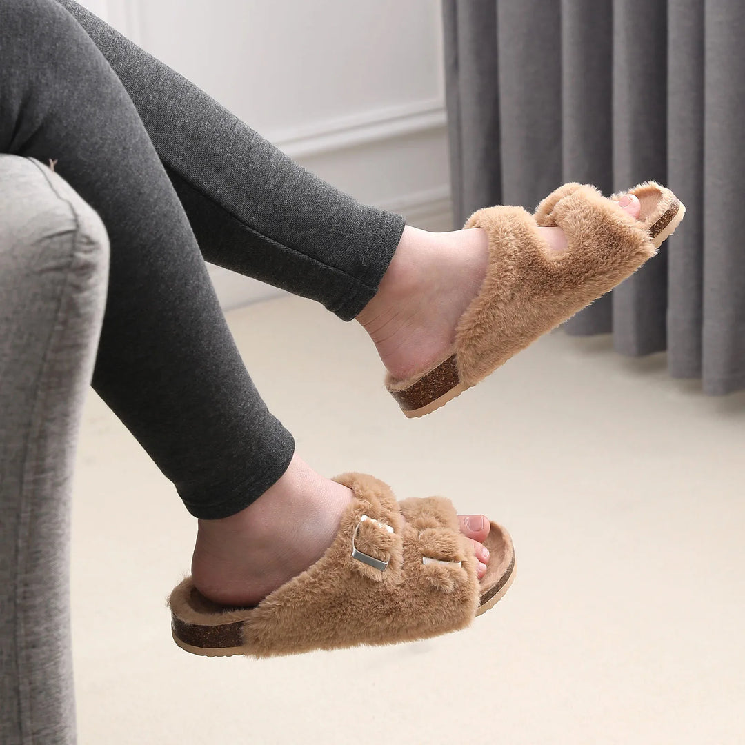Obere Ansicht flauschiger Damen Pantoffeln, super weich und warm für das Zuhause im Herbst.