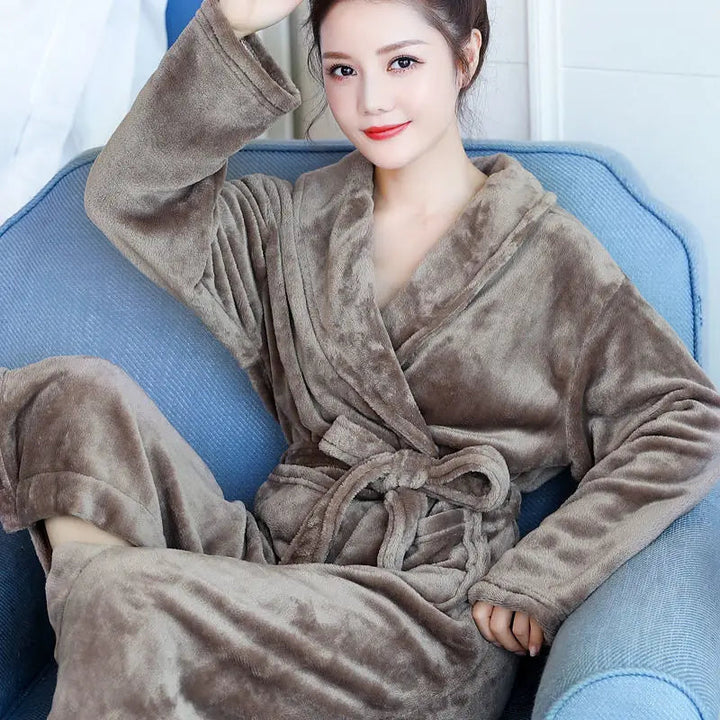 Damen Winter Bademantel: Luxuriöser, warmer Bademantel mit Feline-Design, kuschelig und gemütlich für kalte Winterabende.