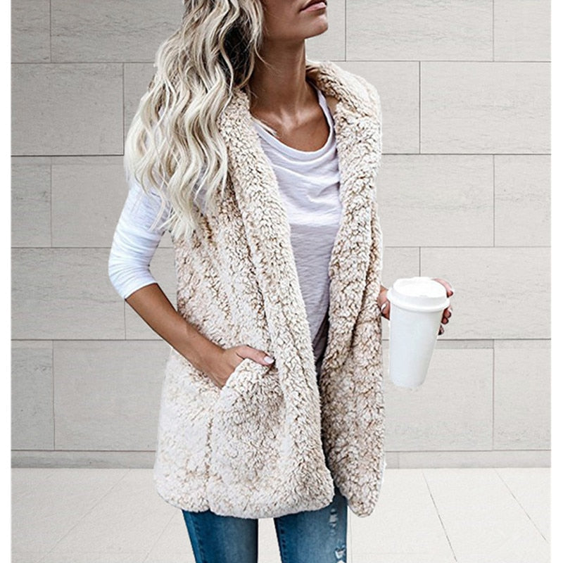 Stilvolle ärmellose Damenweste mit Plüschkapuze, ideal als modischer Cardigan für Freizeit & Wintermode.