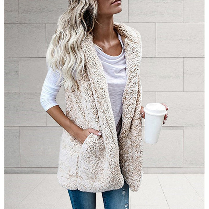 Stilvolle ärmellose Damenweste mit Plüschkapuze, ideal als modischer Cardigan für Freizeit & Wintermode.