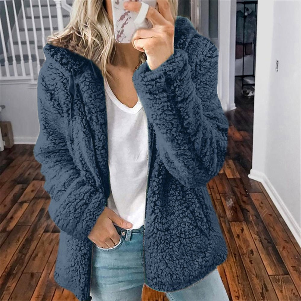 Trendiger Damen Oversize Teddy-Cardigan mit Kapuze, ideal für kalte Tage.