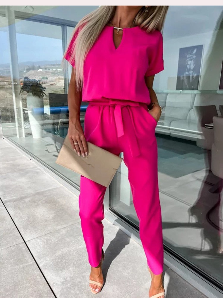 Modischer Damen Overall mit weiten Beinen und V-Ausschnitt, ideal für Frühling und Sommer, vom Freizeit- bis Abend-Look.