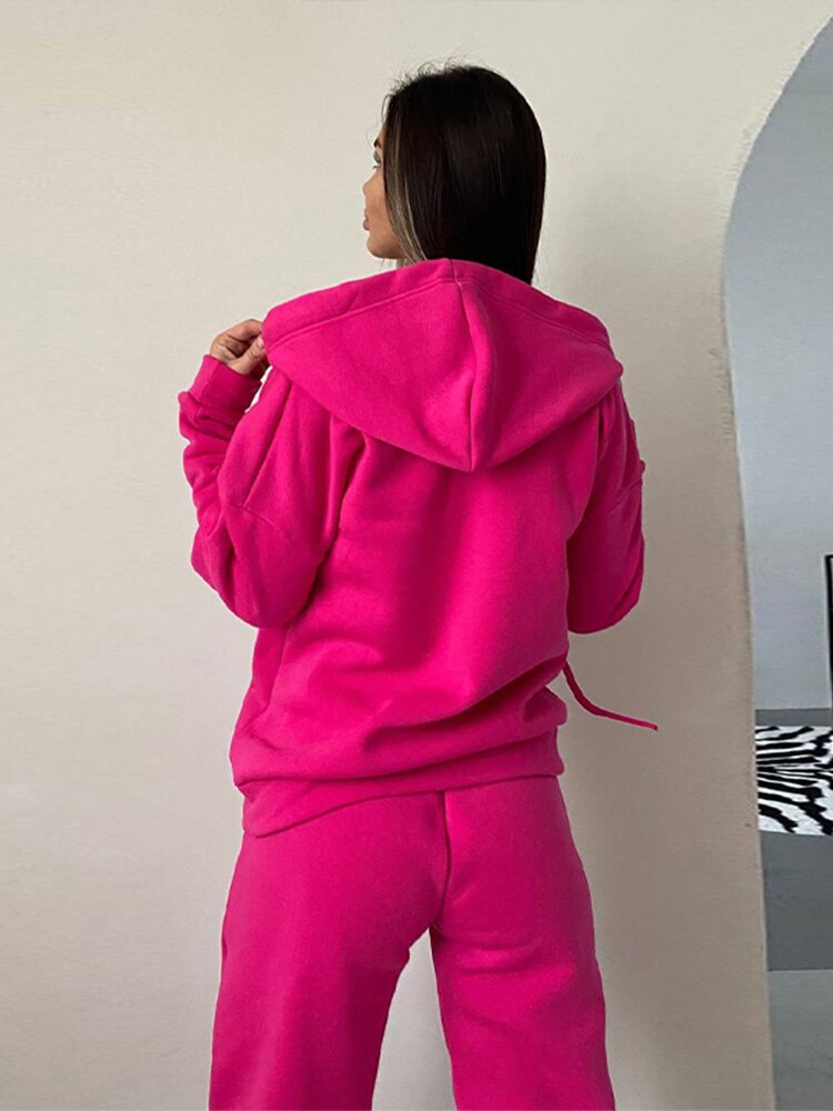 Eleganter Damen Trainingsanzug in figurbetontem Schnitt. Perfekte Kombination aus Stil & Komfort für Herbst.
