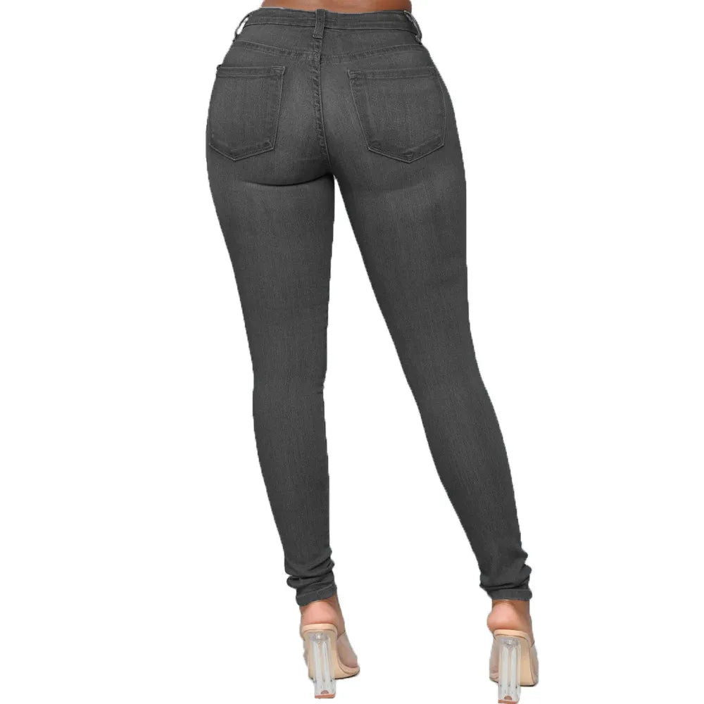 Plus Size Damenmode: Stretch Röhrenjeans mit hohem Bund, perfekt für Komfort und eine schlanke Silhouette.