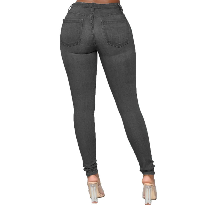 Plus Size Damenmode: Stretch Röhrenjeans mit hohem Bund, perfekt für Komfort und eine schlanke Silhouette.